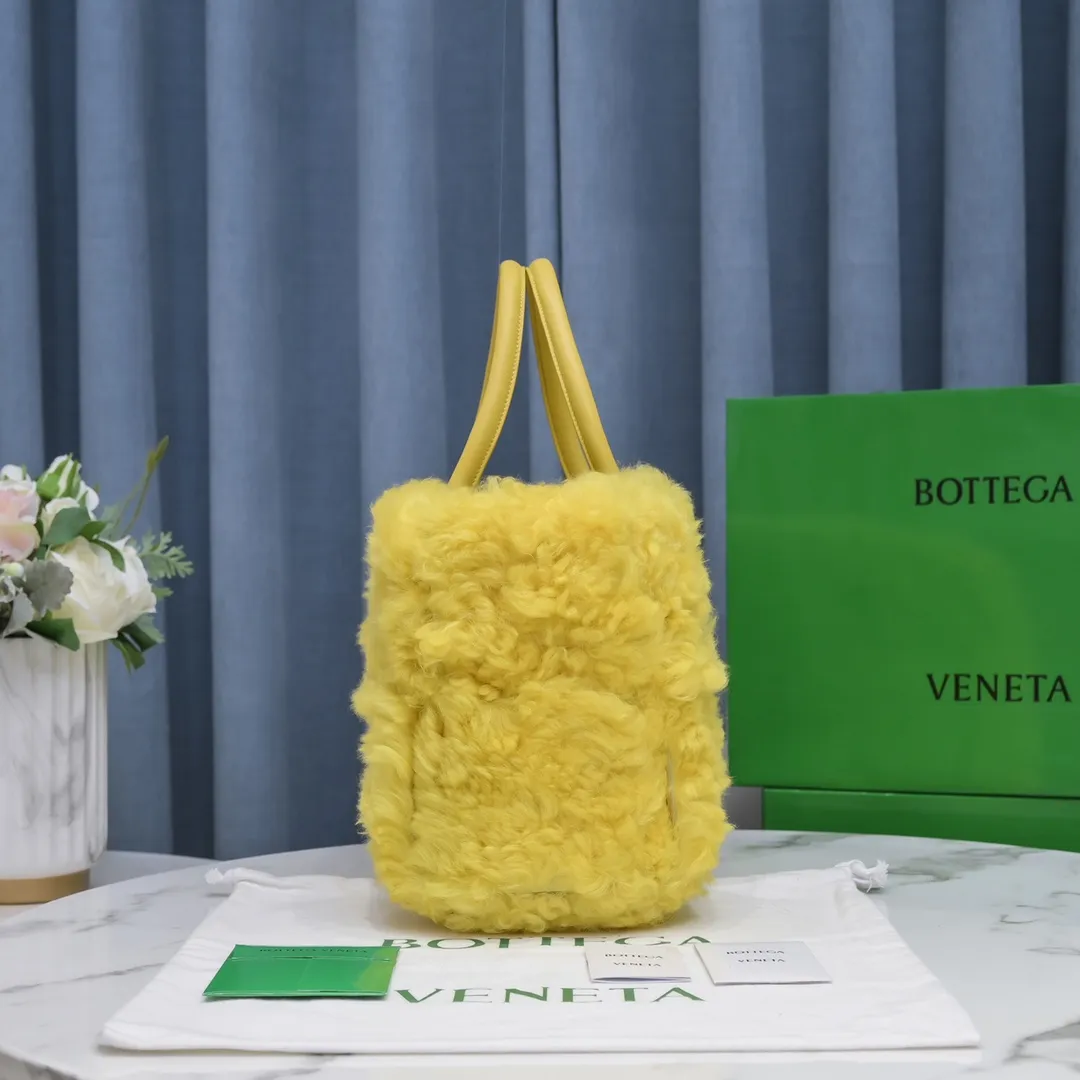 Corn yellow 🐱BV arco tote’s fluffy style, it’s here, it’s here, it’s here with fluff~ You’ll know how cute it is when you see it in person! The soft and fluffy feel is really great. Rua, this year’s furry style, I stand on bv! ! Whether it is a jodie cloud bag or a tote, not all curly teddy fur can be used to make goods. The curl size of the fur directly affects the similarity of the entire bag. Material: full fur and lambskin ➕ lambskin lining is much more expensive than full leather! Again, if you don’t develop without ZP, of course you have to be willing to spend money, size 36*24*12 Size: 36*24*12